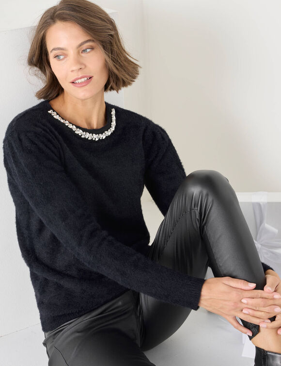 Pull maille poilue décolleté strass (noir) Pull maille poilue décolleté strass (noir)